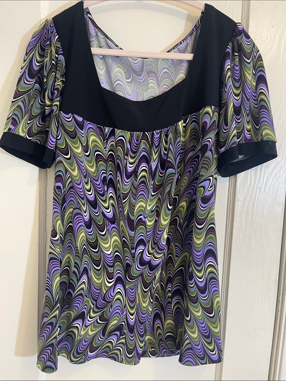 82. Retro Wave Print Short Sleeve Blouse in Purple & Green